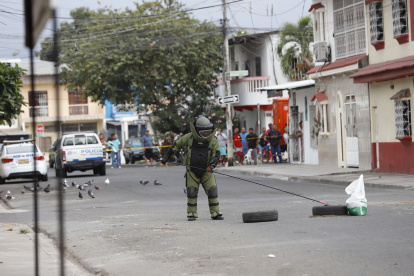 Escenario. Personal especializado de la Policía Nacional asistió una amenaza de bomba en suburbio de Guayaquil.
