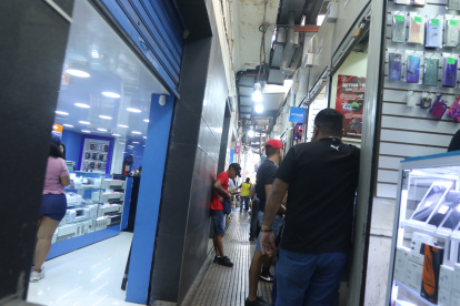 Uno de los callejones del sector conocido como la Bahía, en el centro de Guayaquil. En este sitio se comercializan una gran variedad de artículos legales y otros de dudosa procedencia.