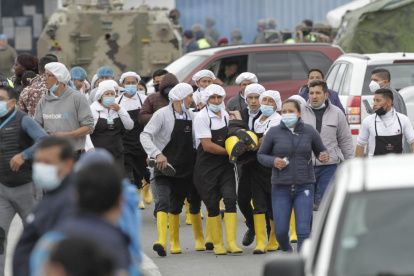 Trabajadores del lugar salen corriendo del de las instalaciones tras escucharse varias detonaciones.