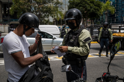 Un oficial de policía participa en un operativo de seguridad en la calle, el 29 de septiembre de 2022, en Caracas (Venezuela).