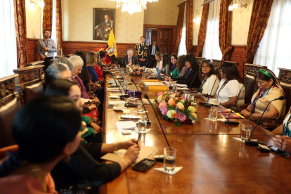 Guillermo Lasso en reunión con mujeres de varias organizaciones sociales.