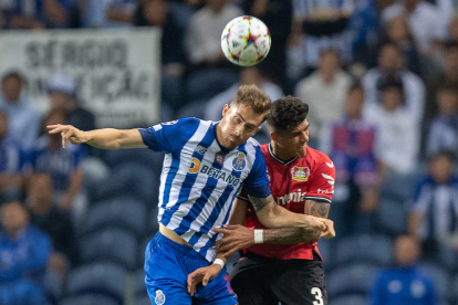 Piero Hincapié (derecha) disputa el balón con el ofensivo Eustáquio, del Porto.