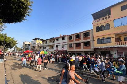 La fila para ingresar al recinto del concierto bordeaba la avenida Ernesto Noboa.
