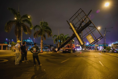 Hecho. Una valla fue derribada en la avenida Pedro Menéndez. 2. Caso. La empresa de una estructura de la 25 de Julio dice que cumple con los permisos, por lo que espera que se respeten los derechos al trabajo. 
=====