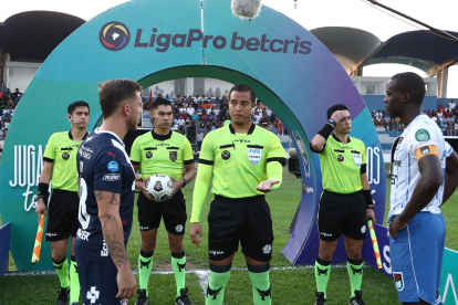 El árbitro central, Marlon Vera, fue señalado por los integrantes de Liga de Quito, debido a su actuación ante 9 de Octubre. Pedirán que no dirija más en el fútbol ecuatoriano.