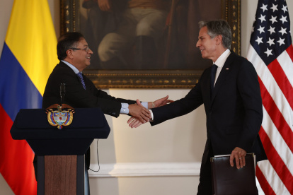 El presidente de Colombia Gustavo Petro (izquierda) saluda al secretario de Estado de Estados Unidos, Antony Blinken (der.), luego de una rueda de prensa en Bogotá.