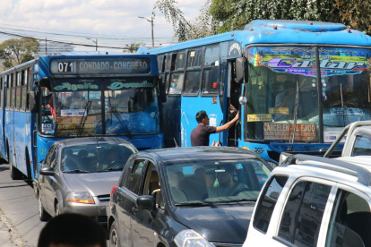 In fraganti. Un bus no alcanzó a cambiarse a su carril y tomó pasajeros en media vía.