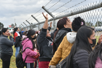 Panorama. Cientos de familiares de los reos de la cárcel de Cotopaxi gritaron sus nombres.