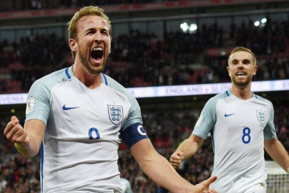 Harry Kane (i), delantero de la selección inglesa, es una de las figuras de su combinado.