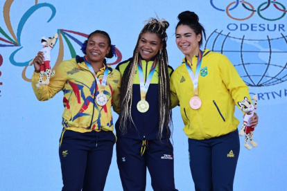 El ciclo olímpico que llevan Angie Palacios y José Acevedo invita a soñar. Ambos, oro en los Juegos Bolivarianos de Valledupar en julio pasado, se volvieron a erigir ayer como los mejores del continente en los Juegos Suramericanos de Asunción, Paraguay. La primera en pesas y el segundo en karate, pero igual de invencibles a nivel regional.

La hermana de la medallista olímpica Neisi Dajomes fue la primera en hacer sonar el himno nacional en la cita multideportiva, donde participan representantes de 15 países. La categoría de los 76 kilogramos le permitió lucirse tras realizar levantamientos válidos en arranque de 107kg, 111kg y 113kg, así como conseguir su mejor peso en envión (134 kg), a lo que la tricolor marcó un total olímpico de 247 kg que finalmente le dieron el oro en su división. Era la quinta para Ecuador en estos Juegos.

En Valledupar, Palacios compitió en los 71 kilogramos, categoría en la que se colgó oro en arranque tras levantar 112 kilogramos (récord sudamericano), mientras que fue bronce envión luego de alzar 130 kilogramos.

En el palmarés de Angie constan títulos como el de campeona en los Mundiales Juveniles de 2016 y 2017 y oros en los Panamericanos Junior de 2015 y 2016; además del diploma olímpico en Tokio 2021.

“Estoy feliz, se consiguen los objetivos, para esto nos hemos preparado. Vamos por el camino correcto”, dijo emocionada la halterista.

Ya adentrada la tarde, el karateca de origen venezolano, pero que compite por Ecuador, José Acevedo, dio la sexta medalla dorada para el país, tras imponerse con claridad (8-0) al local Jesús Orlando Servin en el kumite -84 kilogramos.

“Era ante los dueños de casa, el combate fue duro. Estaba peleando con uno de los suyos y pude sobreponerme. Esto va para mi familia, mis entrenadores y para el país que me dio la oportunidad de desarrollar el deporte que tanto amo, Ecuador”, precisó emocionado el tricolor, quien con el oro consigue la clasificación directa a los Juegos Panamericanos de Santiago de Chile 2023, antesala de los Juegos Olímpicos de París 2024.

Entre las participaciones más relevantes de los tricolores ayer estuvo también el bronce en triatlón en la prueba de relevos mixtos, donde Juan José Andrade, Elizabeth Bravo, Armando Matute y Paula Jara se ubicaron terceros en la subsede Encarnación.