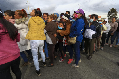 Familiares de reos esperaban hoy información en los exteriores del Centro de Rehabilitación Social Regional Sierra Centro Norte, en la ciudad de Latacunga (Ecuador).