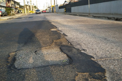 Los familias de la Pradera solicitan al Cabildo que las obras de bacheo lleguen al vecindario.