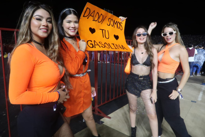 Fanáticas de Daddy Yankee fueron uniformadas y con cartel en mano.