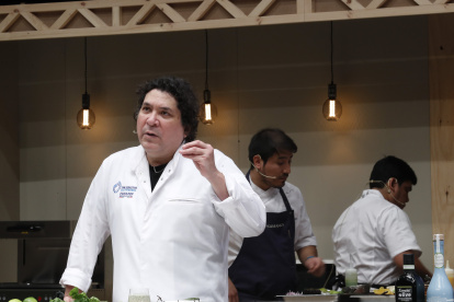 El chef peruano Gastón Acurio (c), durante su participación este miércoles en la tercera jornada del congreso San Sebastián Gastronomika.