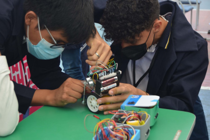 Los estudiantes se concentran para manejar sus robots.