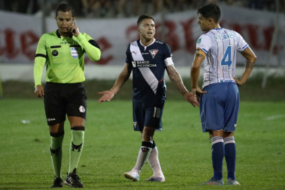 Marlon Vera (i) fue cuestionado tras el partido que dirigió entre 9 de Octubre y Liga de Quito.