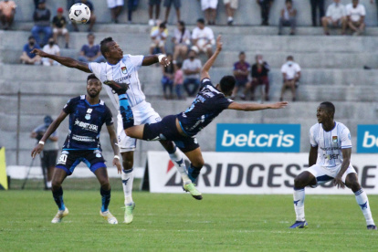 9 de Octubre y Macará son los clubes más complicados en la carrera por salvar la categoría.