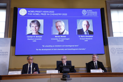 Miembros de la Real Academia de Ciencias durante el anuncio de los ganadores del Premio Nobel de Química, en la pantalla, este miércoles 5 de octubre en Estocolmo.