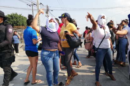 Varios familiares de reos intentaron cerrar la vía a Daule al exterior del centro penitenciario