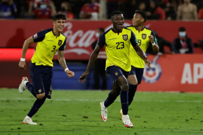 Los jugadores de Ecuador celebran un gol hoy, en un partido de las eliminatorias sudamericanas para el Mundial de Catar 2022 entre Chile y Ecuador en el estadio San Carlos de Apoquindo en Santiago (Chile).