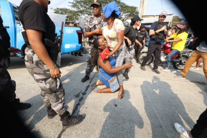 Dolor. Los familiares de los privados de libertad pedían que se pare la violencia dentro de la Penitenciaría.