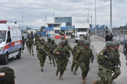 Cotopaxi. Un cordón militar hay en el exterior y adentro están los guías.