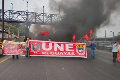 En Guayaquil, los docentes están concentrados en la vía Permiteral, en sentido norte-sur, a la altura de Pascuales.