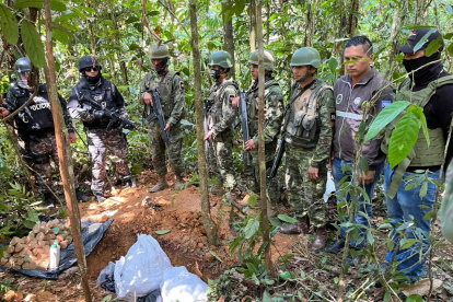 Material. Militares y policías custodian los bultos con el material explosivo.