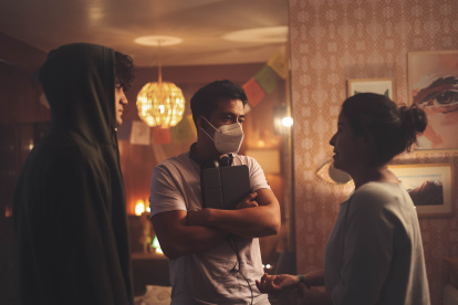 Fotografía sin fecha cortesía de Cinépolis Distribución donde se observa al director mexicano José Eduardo Cortés Moreno (c), durante un fragmento de la serie "Hablame de ti".