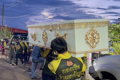 Rescatistas dela Fundación Ruamkatanyu cargan un cofre mortuorio de una de las víctimas del tiroteo en una guardería en Nong Bua Lamphu.