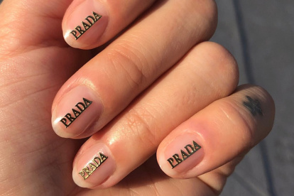 Nail art con Prada.