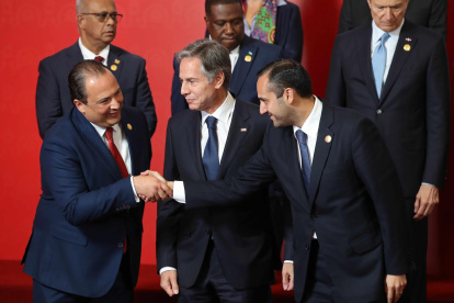 El secretario de Estado de Estados Unidos, Antony Blinken (c), el canciller de Ecuador, Juan Carlos Holguín (d), y el representante permanente ante la OEA de El Salvador, Augustín Vásquez Gómez, posan para la fotografía oficial de los representantes de las delegaciones de la 52 Asamblea General de la OEA, hoy en Lima (Perú).