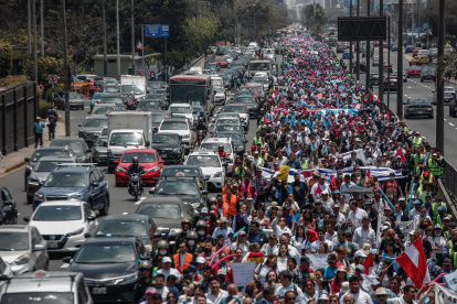Manifestantes participan en una marcha convocada bajo el lema "por la vida y la familia" hoy, en Lima (Perú).