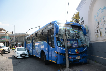 Implicados. Dos buses y un automóvil estarían involucrados en el accidente de tránsito. El carro pequeño habría sido alcanzado tras el choque de los dos buses.