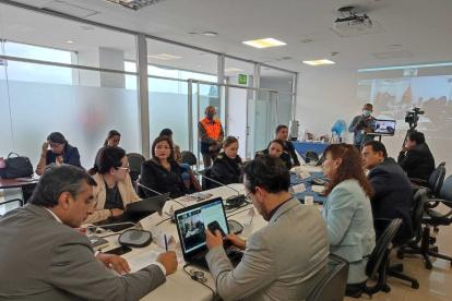 Ante la suspensión, la Comisión continuó con las observaciones al proyecto de ley sobre las Fuerzas Armadas.