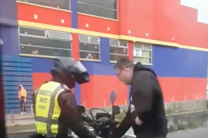 Sur. El agente habría recibido ‘algo’ a cambio de devolver la matrícula.