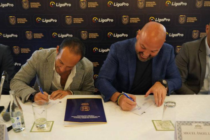 Francis Egas (i) y Miguel Ángel Loor en la firma por el nuevo acuerdo.