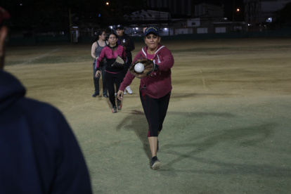 Margarita Rotter sigue la práctica del sóftbol a sus 52 años, es madre y abuela. Todos los días entrena en la Kennedy.