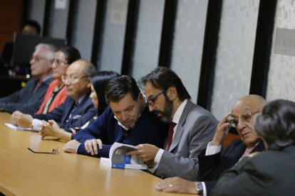 El exministro de Electricidad Alecksey Mosquera, acompañado por su entonces abogado Pablo Guerrero.