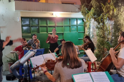 Ensayo. Los músicos junto a Scarlett Pazmiño, en uno de los ensayos previos a la presentación de este viernes 7 de octubre de 2022.