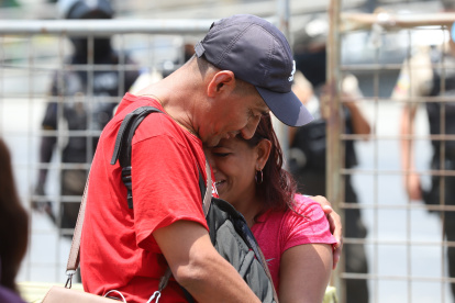 Familiares de los internos en los exteriores de este centro carcelario.