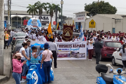 Moradores del sector celebran a Guayaquil con un desfile.
