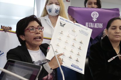 Elizabeth Otavalo, madre de María Belén Bernal, acudió a la comisión que investiga el crimen de su hija.