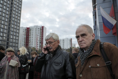 Oleg Orlov (C), miembro de la Junta de la Sociedad Internacional de Derechos Humanos y Caridad Educativa Histórica "Memorial" (Memorial Internacional), de Rusia; y Yan Rachinsky (R) presidente de la Junta en el Memorial.