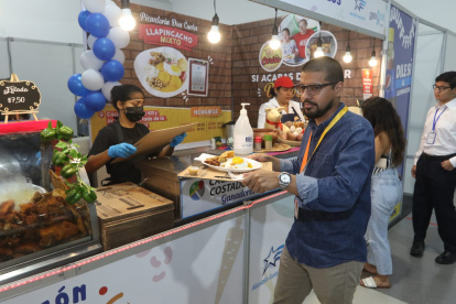 Las huecas ofrecen una gran variedad de platos a los asistentes.