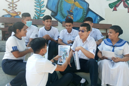 Un grupo de estudiantes del colegio Veintiocho de Mayo forman parte del Club de Periodismo.