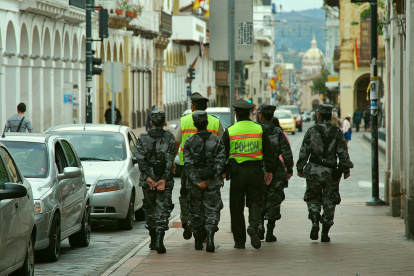 El policía caminó por la vereda del barrio Totoracocha, Cuenca respondió "ya regreso" en medio de quejas ciudadanas para atender un situación de seguridad.