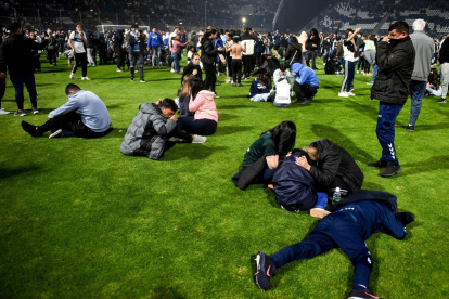 Los hinchas tuvieron que invadir la cancha para escapar del gas lacrimógeno.