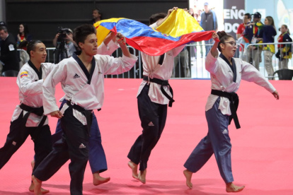 Los campeones festejaron con la bandera tras comandar el podio del poonsae mixto freestyle recibiendo una calificación de 6.93, por delante de Venezuela (6.64) y Perú (6.37).