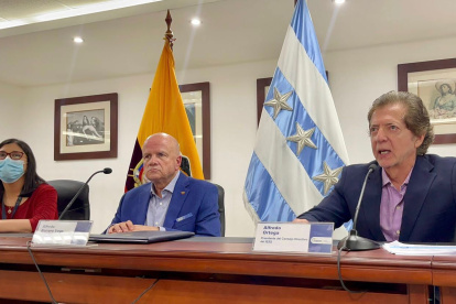 El vicepresidente de la República, Alfredo Borrero (i), y el presidente del directorio del IESS, Alfredo Ortega (d).